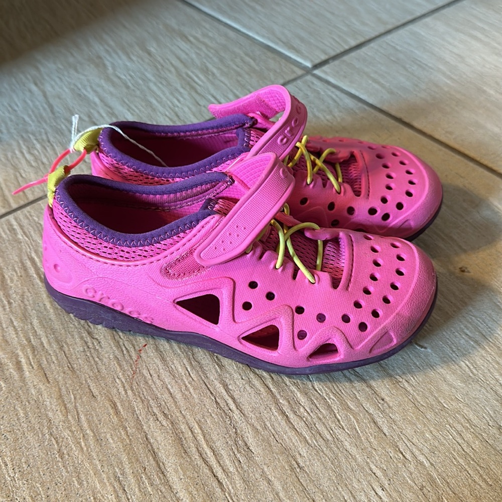 CROCS Kids Water Shoes in Vibrant Pink, size 3